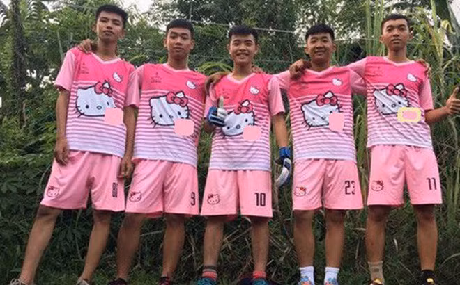 Quần áo bóng đá luôn được yêu cầu phải thiết kế với những đường nét toát lên sự khỏe khoắn, thể hiện bản lĩnh phái mạnh. Tuy nhiên, không hẳn tất cả đều như vậy, vẫn có số một các đội bóng nam lại thích màu mè nữ tính và những hình ảnh để thương hơi hướng của các chị em để làm cho màu áo của đội bóng mình và FC Kitty là một minh chứng cụ thể.