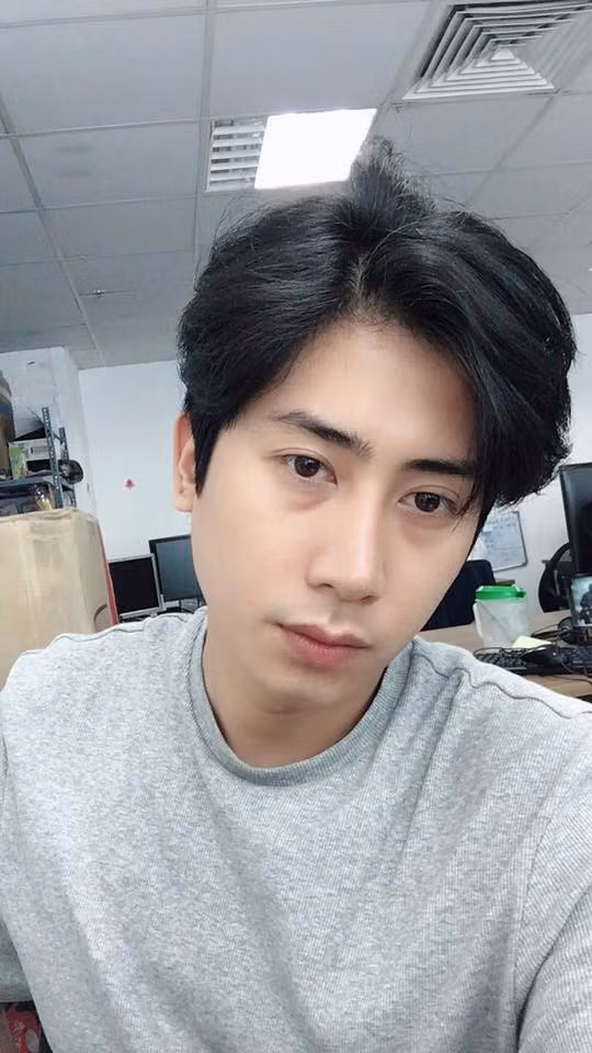 Duy Khánh là một trong những cái tên để lại nhiều ấn tượng khi góp vai trong phim Những phóng viên vui nhộn. Vào vai chàng phóng viên thời trang Thuận Phong đỏm dáng, chua ngoa, nhưng Vương Duy Khánh vẫn gây thương nhớ cho bao cô gái bằng ngoại hình sáng và nụ cười tỏa nắng.