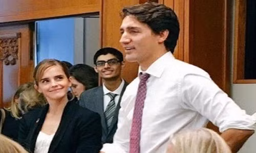 Ông Trudeau có lẽ là nhà lãnh đạo duy nhất trên thế giới để lộ hình xăm ‘chất lừ’. Ông còn khiến người hâm mộ ngất ngây khi khoe cơ bắp, thực hiện những pha đấm bốc chuyên nghiệp, đồng thời sở hữu đai nâu judo.