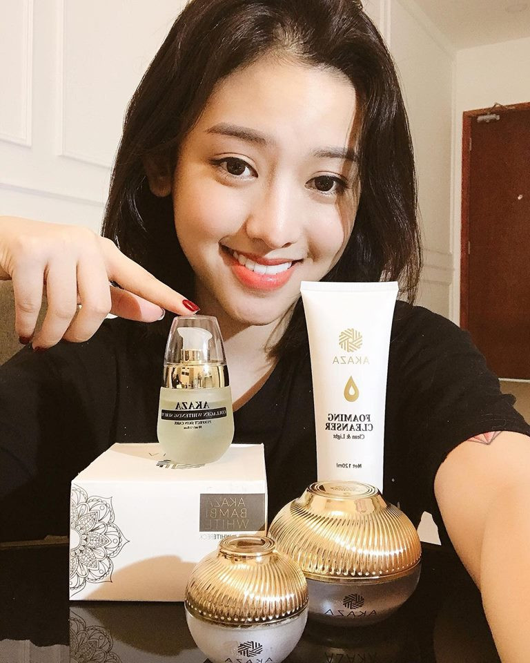 Tiếp đó, một tài khoản Facebook tên L.T.V.K đã để lại bình luận trên trang fanpage của hãng kem, nói rằng sau 1 tuần sử dụng kem trắng da mua của Thúy Vi thì da vừa bị bắt nắng lại vừa đen hơn ngày trước. Điều này khiến tất cả khách hàng cũng như những người từng sử dụng hoặc vừa đặt mua hàng từ 'hotgirl thị phi' không khỏi hoang mang, lo lắng.