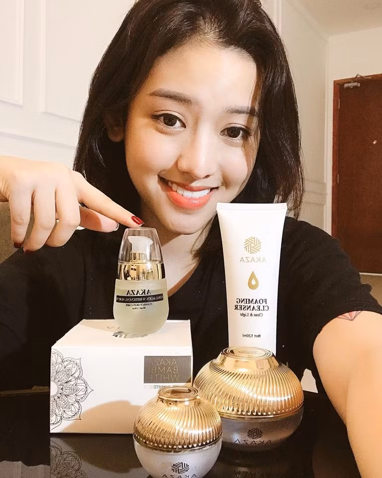 Tiếp đó, một tài khoản Facebook tên L.T.V.K đã để lại bình luận trên trang fanpage của hãng kem, nói rằng sau 1 tuần sử dụng kem trắng da mua của Thúy Vi thì da vừa bị bắt nắng lại vừa đen hơn ngày trước. Điều này khiến tất cả khách hàng cũng như những người từng sử dụng hoặc vừa đặt mua hàng từ 'hotgirl thị phi' không khỏi hoang mang, lo lắng.