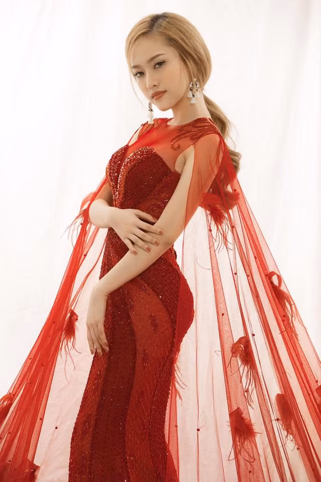 Thúy Vi là nhân vật từng gây ra rất nhiều thị phi trong showbiz, từ "giật" người yêu của đàn chị Midu hay nghi vấn phẫu thuật thẩm mỹ.