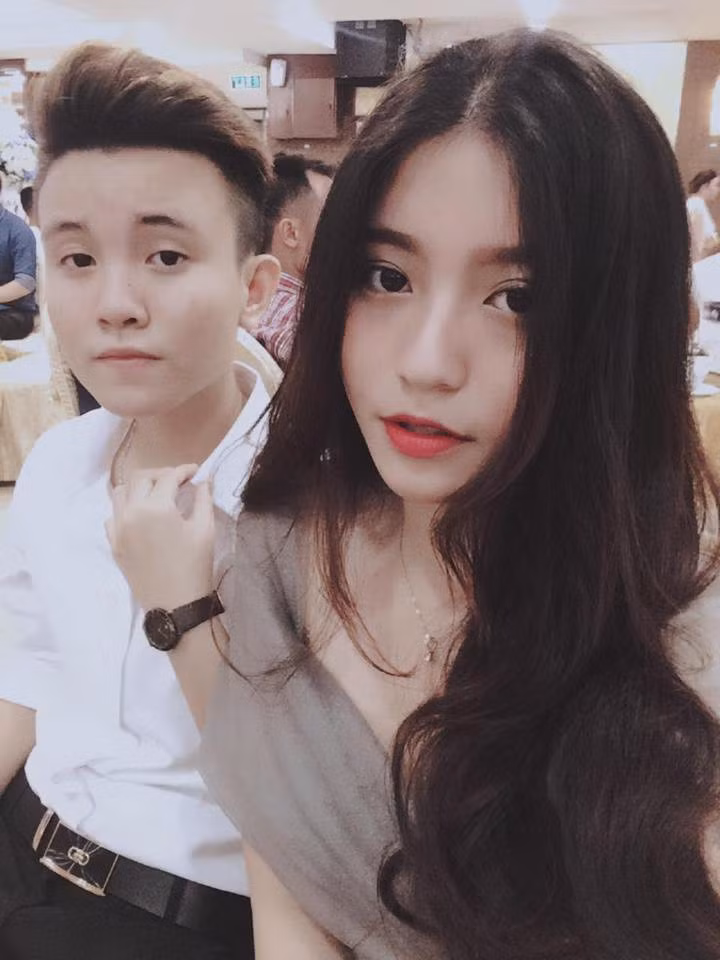 Sở hữu khuôn mặt xinh đẹp không góc chết cùng thân hình sexy, quyến rũ nên chắc chắn, Bâu sẽ nhận được không ít những lời đẩy đưa, thả thính. Tin buồn là Bâu đã có người yêu rồi và đó là mối quan hệ đồng tính với cô nàng tomboy có tên Lê Kim Phụng.