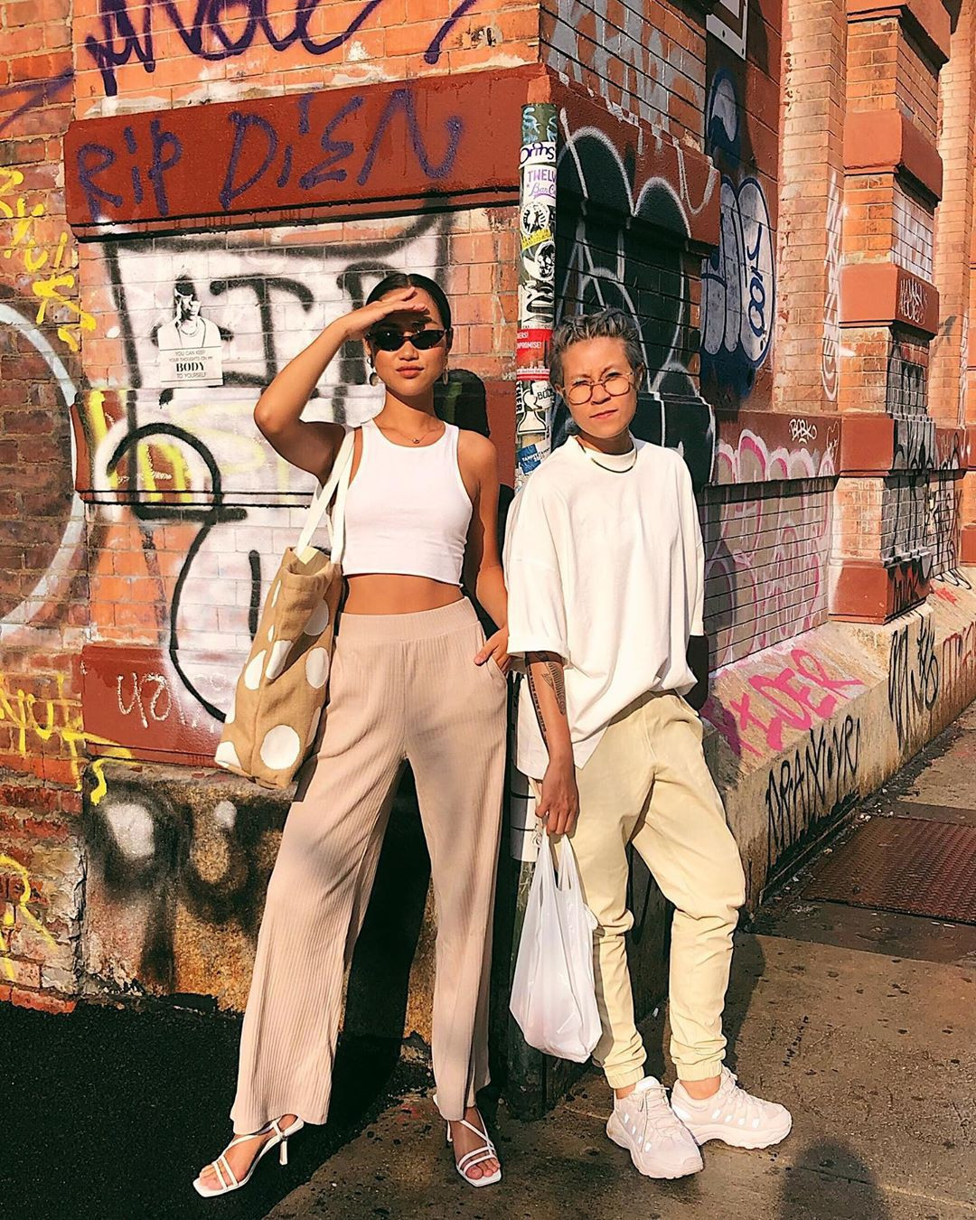 Trisha Đỗ (tên thật: Đỗ Gia Bảo Trâm), là một Beauty Blogger không còn xa lạ với cộng đồng mạng và những ai yêu thích làm đẹp. Cô gái 21 tuổi này sở hữu chiều cao ấn tượng, gương mặt đẹp, làn da nâu gợi cảm, quyến rũ.