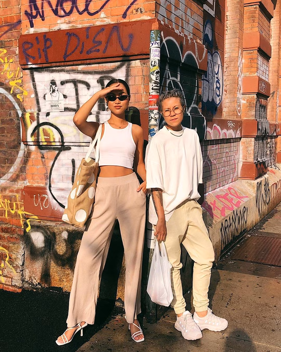 Trisha Đỗ (tên thật: Đỗ Gia Bảo Trâm), là một Beauty Blogger không còn xa lạ với cộng đồng mạng và những ai yêu thích làm đẹp. Cô gái 21 tuổi này sở hữu chiều cao ấn tượng, gương mặt đẹp, làn da nâu gợi cảm, quyến rũ.