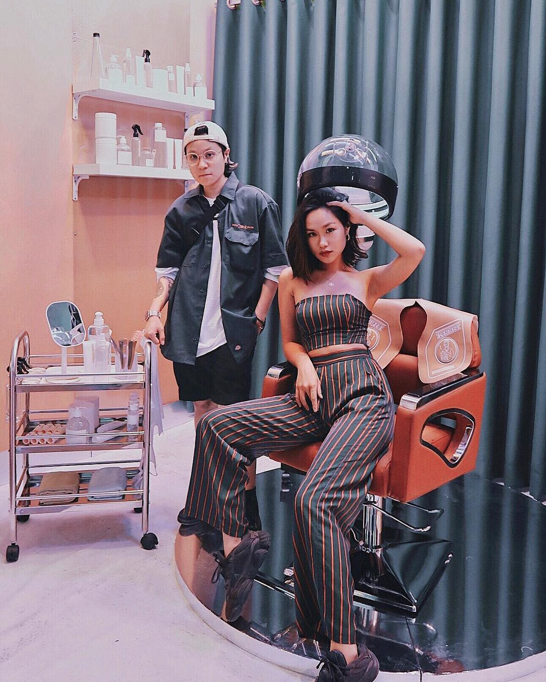 Mới đây, dân tình đã được phen bất ngờ khi Trisha Đỗ công khai tay trong tay với một cô nàng có tên là Gùi (Trang Nguyễn). Ngắm đôi mắt họ sáng rực rỡ, long lanh niềm hạnh phúc khi nói về nhau thì hẳn ai cũng sẽ ít nhiều ghen tỵ.