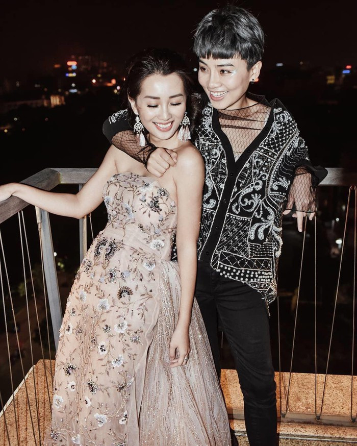 MC Quỳnh Chi là gương mặt quen thuộc của các chương trình trên VTV. Xinh đẹp quyến rũ lại giỏi giang mà đã ngoài 30, người ta vẫn chẳng thấy bên cạnh cô xuất hiện bóng dáng của một người đàn ông nào mà ngược lại, cô chỉ quấn quýt với một người bạn thân là MC Thùy Dung.