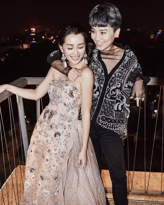 MC Quỳnh Chi là gương mặt quen thuộc của các chương trình trên VTV. Xinh đẹp quyến rũ lại giỏi giang mà đã ngoài 30, người ta vẫn chẳng thấy bên cạnh cô xuất hiện bóng dáng của một người đàn ông nào mà ngược lại, cô chỉ quấn quýt với một người bạn thân là MC Thùy Dung.