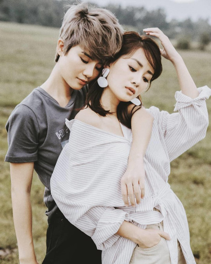 Vì có thời gian làm việc chung nên Thùy Dung và Quỳnh Chi khá thân thiết, ở cạnh nhau như hình với bóng. Cả hai thường xuyên đăng tải những bức ảnh hết sức gần gũi, họ thích đi du lịch cùng nhau và không ngại chia sẻ với đối phương những vui buồn trong cuộc sống.