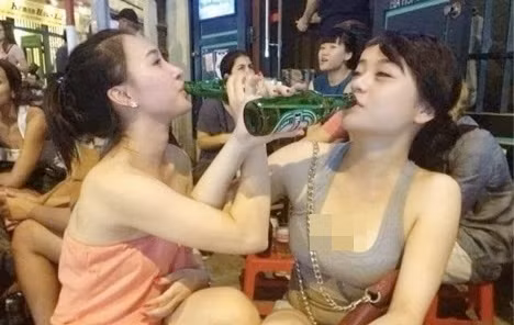 Mới đây, trên mạng xã hội rất nhiều những bức ảnh chè chén của chị em phụ nữ được dân mạng truyền tay nhau với những câu status hết sức vui nhộn như: "Thời buổi bây giờ chị em bạo quá ngồi nhậu chẳng kém cạnh đàn ông".