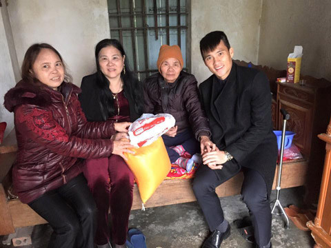 Cau thu Viet dua nhau di tu thien truoc Tet nguyen dan-Hinh-3