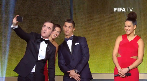 Quả bóng Vàng thế giới là danh hiệu cao quý nhất cho cho làng túc cầu giáo trên toàn hành tinh. Tính đến thời điểm trước khi Quả bóng Vàng thế giới 2015 được trao thì Messi là người giành nhiều Quả bóng Vàng của FIFA nhất với 4 lần đoạt giải. Bám sát nút ngôi sao người Argentina là đại kình địch Cristiano Ronaldo với 3 lần được tôn vinh.