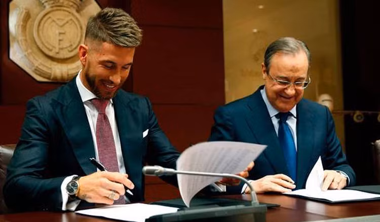 Sergio Ramos ở lại Real đến năm 2021: Theo tin từ Marca, Ramos và Real Madrid đã đồng ý điều khoản gia hạn hợp đồng. Theo đó, trung vệ đội trưởng sẽ ở lại sân Bernabeu thêm 4 mùa giải nữa, đến mùa hè năm 2021. Thời điểm kết thúc hợp đồng, Sergio Ramos sẽ 35 tuổi và rất có thể anh sẽ giải nghệ trong màu áo Real. Ảnh: Marca