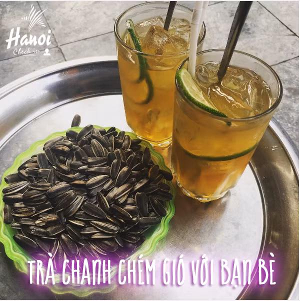 Còn nếu bạn là một người thích tán dóc thì địa điểm trà chanh chém gió nơi những con phố như Chợ Gạo hay Nguyễn Siêu thì không hề tồi.