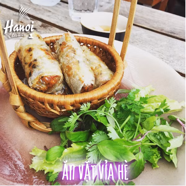 Hà Nội nổi tiếng với những món ăn vặt vỉa hè, bạn có thể lê la từ hết quán bún chả tới hàng tào phớ rồi là những hàng chè được đẩy trên những chiếc xe đạp cũ kĩ.