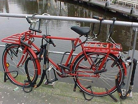 Đi kèm với những bình luận hài hước, dân mạng cũng không quên chia sẻ những bức ảnh đề phòng trộm xe bá đạo từng xuất hiện trên mạng xã hội.