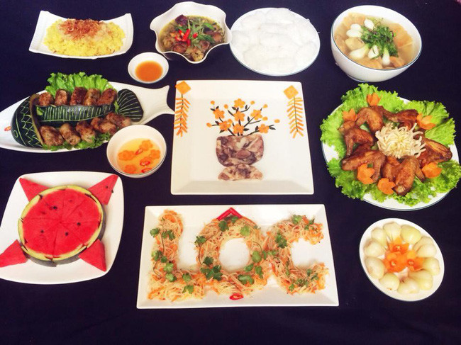 Nắm được tâm lý đó, nhiều mẹ bỉm đảm đang đã tranh thủ chia sẻ mâm cơm cúng Táo quân lên mạng xã hội để giúp chị em đỡ lúng túng trong bước chuẩn bị cũng như làm phong phú thêm thực đơn tươi mới cho mâm cỗ cúng của gia đình mình.