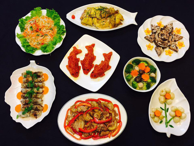 Theo phong tục thì đúng 23 tháng Chạp mới cúng ông Công ông Táo, nhưng năm nay ngày này rơi vào thứ hai, nhiều chị em vẫn phải đi làm.