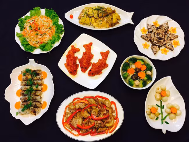 Theo phong tục thì đúng 23 tháng Chạp mới cúng ông Công ông Táo, nhưng năm nay ngày này rơi vào thứ hai, nhiều chị em vẫn phải đi làm.