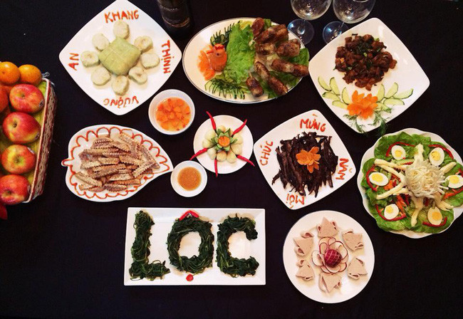 Tranh thủ cuối tuần rảnh rỗi, nhiều người đã bày biện mâm cỗ thịnh soạn, bảo nhau cúng sớm, thả cá chép cho Táo quân lên chầu trời cho đỡ tắc đường.