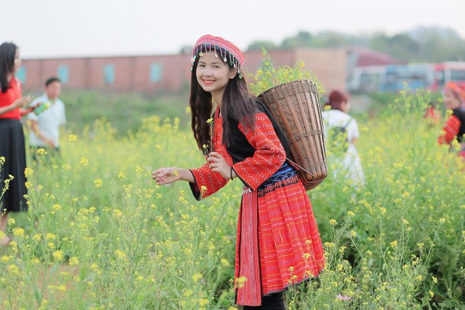 Không chỉ xinh đẹp, "hot girl chân khoèo, mắt lác" còn được nhiều người ngưỡng mộ nhờ thành tích 12 năm liền đạt danh hiệu học sinh giỏi. Tuy nhiên, trong kỳ thi THPT quốc gia 2017, 9X không đăng ký thi đại học.