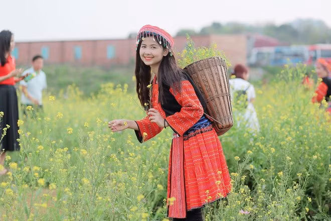 Không chỉ xinh đẹp, "hot girl chân khoèo, mắt lác" còn được nhiều người ngưỡng mộ nhờ thành tích 12 năm liền đạt danh hiệu học sinh giỏi. Tuy nhiên, trong kỳ thi THPT quốc gia 2017, 9X không đăng ký thi đại học.