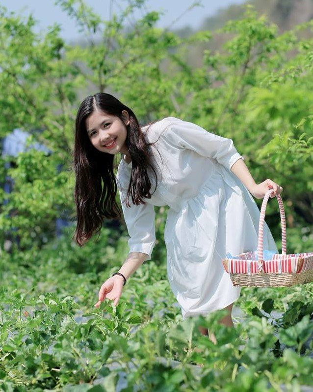 Hiện Thanh Thư làm công việc bình thường ở Hải Dương. Cô thỉnh thoảng nhận lời mời làm mẫu ảnh. 9X nói với chúng tôi cô có ý định thi đại học để theo đuổi con đường nghệ thuật, đồng thời muốn thử khả năng diễn xuất khi tham gia một số clip và phim ngắn.