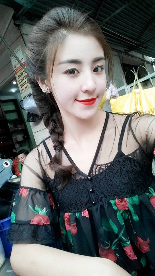 Tới năm 2017, "hot girl bánh tráng trộn" mới thường xuyên chia sẻ hình ảnh về cuộc sống hiện tại. Nhiều người bất ngờ khi biết tin cô đã ly hôn chồng, nghỉ bán bánh tráng trộn ở Đà Lạt và chuyển tới TP.HCM sinh sống, lập nghiệp.