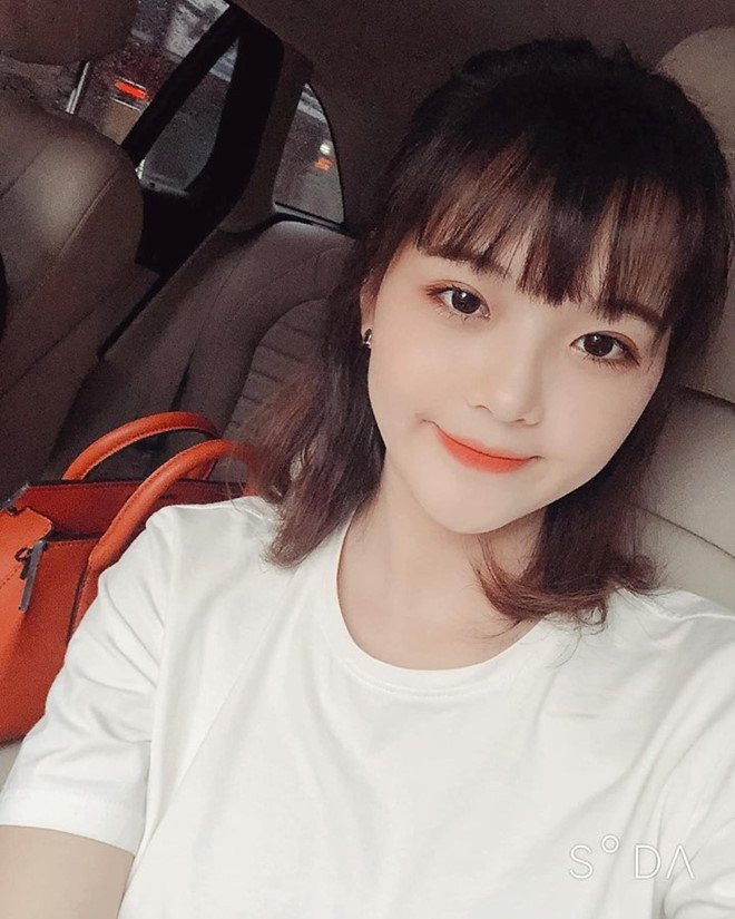 Biệt danh " hot girl dân tộc" cũng gắn với Thu Hương từ đó. Ngày 27/9 vừa qua, cô gái 26 tuổi đăng lên trang cá nhân hình ảnh trở về thăm lại nơi từng giúp cô nổi tiếng.