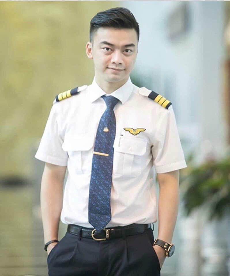 Sau thời gian vắng bóng trên màn ảnh, chàng phi công tiếp tục "gây sốt" với vẻ ngoài điển trai, nam tính, và công việc đáng ngưỡng mộ.