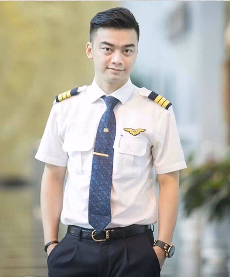 Sau thời gian vắng bóng trên màn ảnh, chàng phi công tiếp tục "gây sốt" với vẻ ngoài điển trai, nam tính, và công việc đáng ngưỡng mộ.