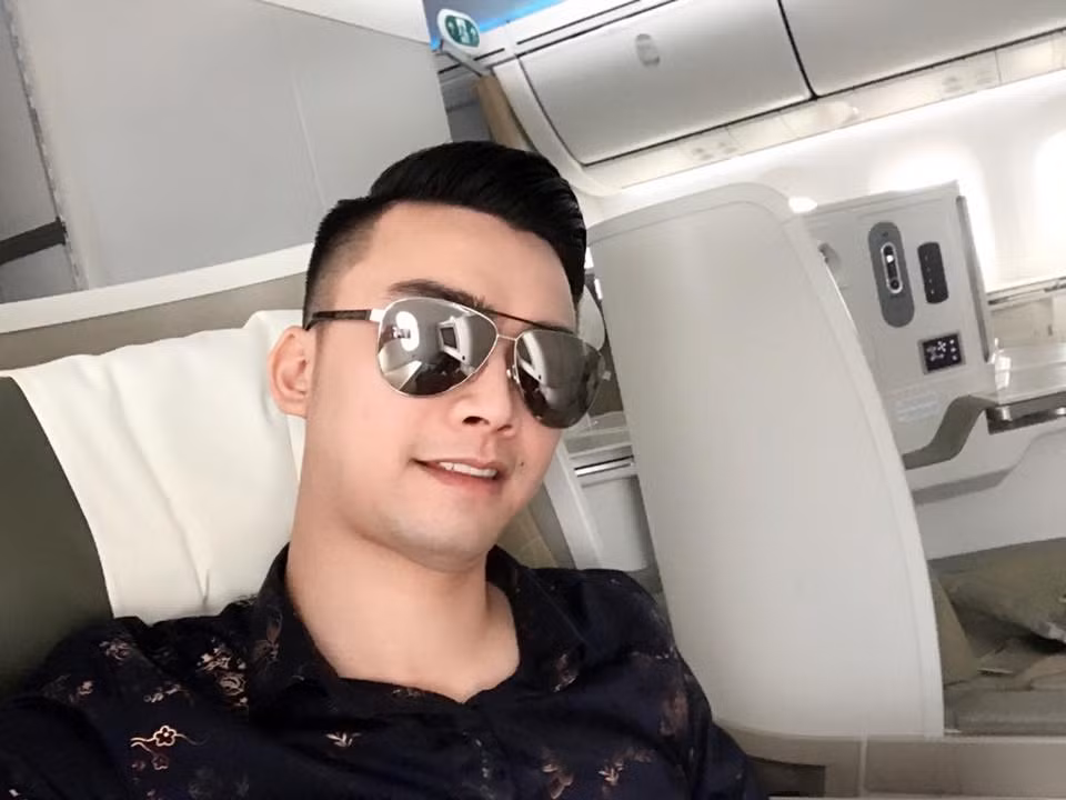 Tối 8/5, hình ảnh phi công Hà Duy - nam diễn viên "nhí" đình đám một thời Việt Nam được chia sẻ rầm rộ kèm theo thông tin, anh bị rò rỉ clip nhạy cảm. Dù đã đính chính người trong clip không phải là mình nhưng sự việc cũng gây nhiều phiền phức và ảnh hưởng không nhỏ đến công việc cũng như cuộc sống của anh.