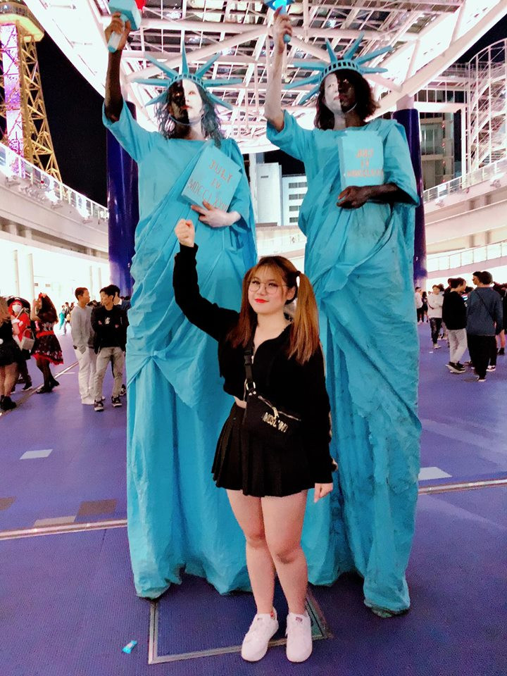 Nickname Linh Hoa chia sẻ: "Đúng như kịch bản, có bạn trai để tô vẽ bản thân cả hai cùng có lợi về mặt hình ảnh. Khi hoàn thành xong nhiệm vụ rồi chia tay vì 1 lý do khá là đơn giản. Đầy đôi yêu nhau xa có sao đâu? hết lợi dụng được là đi thôi. Hám danh tiếng nên thế, mới 18 mà đã chiêu trò rồi em ạ. Chào thân ái và quyết thắng".