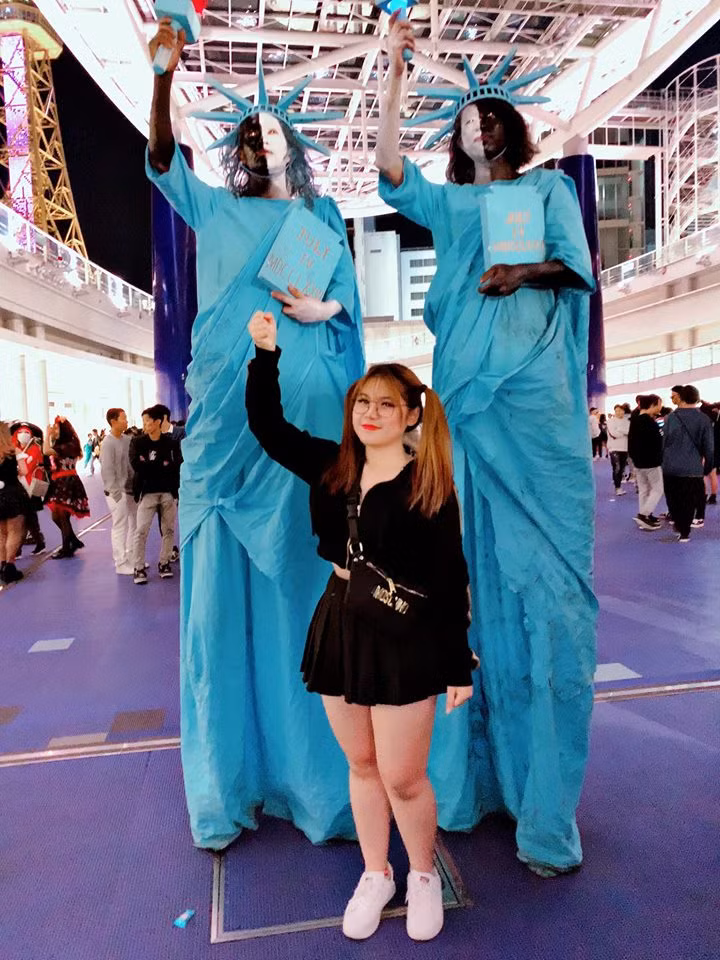 Nickname Linh Hoa chia sẻ: "Đúng như kịch bản, có bạn trai để tô vẽ bản thân cả hai cùng có lợi về mặt hình ảnh. Khi hoàn thành xong nhiệm vụ rồi chia tay vì 1 lý do khá là đơn giản. Đầy đôi yêu nhau xa có sao đâu? hết lợi dụng được là đi thôi. Hám danh tiếng nên thế, mới 18 mà đã chiêu trò rồi em ạ. Chào thân ái và quyết thắng".