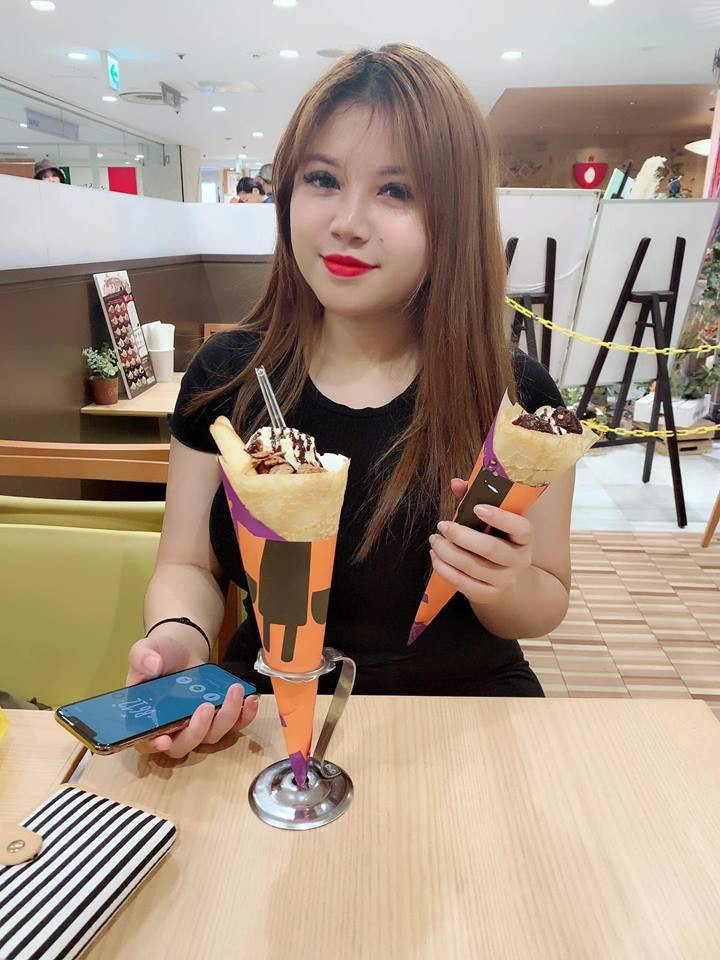 Cũng trên trang cá nhân của mình, Thu Trang đã chia sẻ những hình ảnh mình đặt chân đến đất Nhật Bản. Cô nàng đã ăn mặc kín đáo hơn và không còn tạo dáng gợi cảm quá đà như trước nữa.