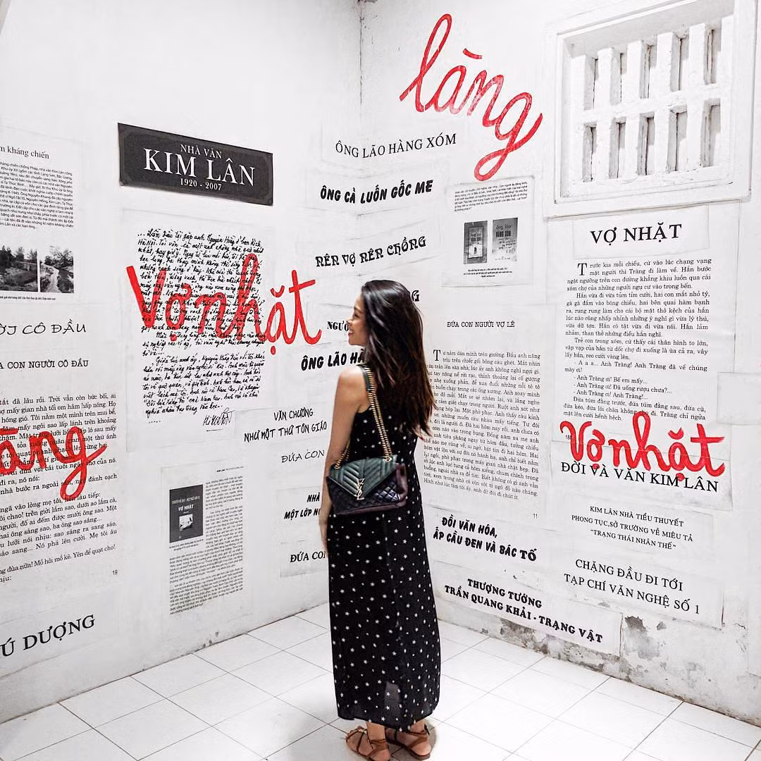 Ngoài ra, Việt Phủ còn có rất nhiều những công trình kiến trúc khác như khu thờ Phật tổ ngoài trời, hàng hương bằng đá, bao trọn xung quanh là những tán cây xanh lớn nhỏ tạo nên bầu không khí mát mẻ, quang đãng, nhẹ nhàng.