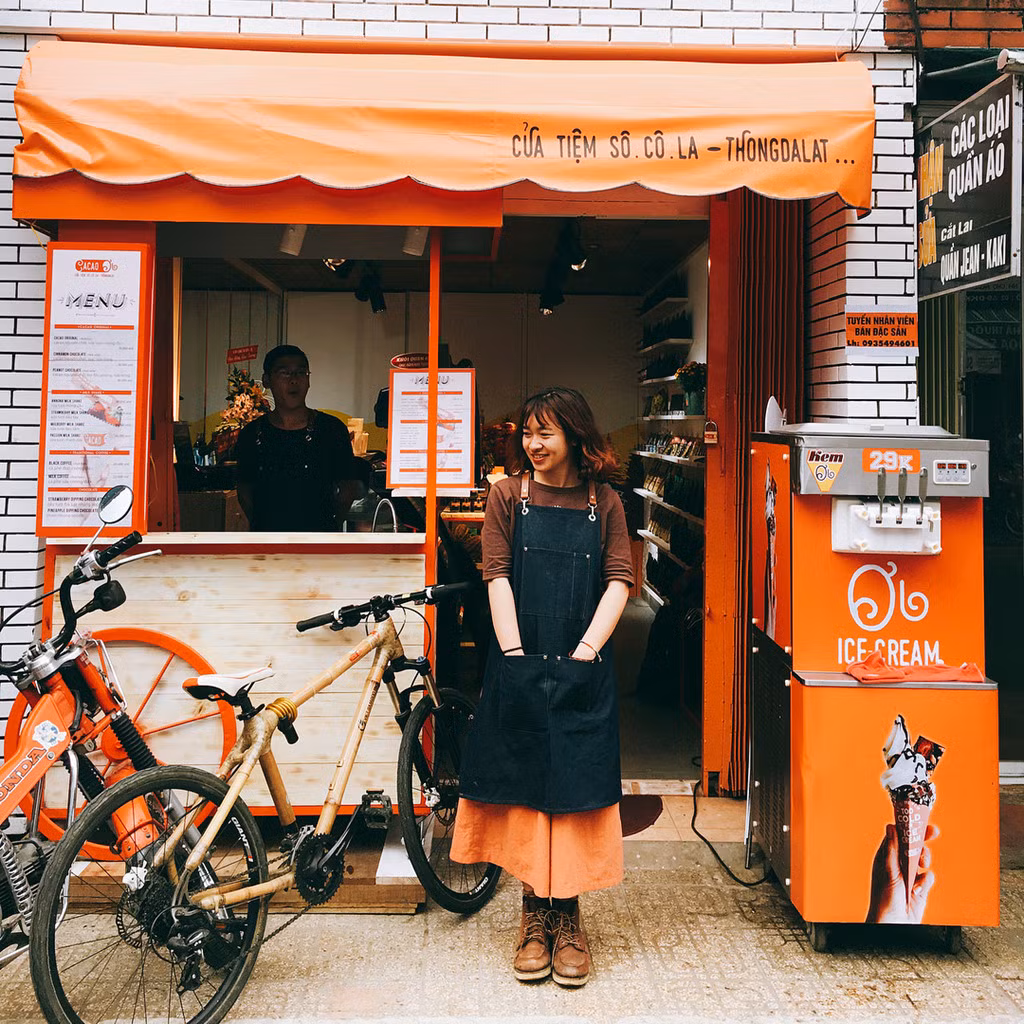 Đây là một tiệm ca cao mới mở ở Đà Lạt. Tới đây, bạn sẽ được "đập ngay vào mắt" tông màu nâu cam rực rỡ.