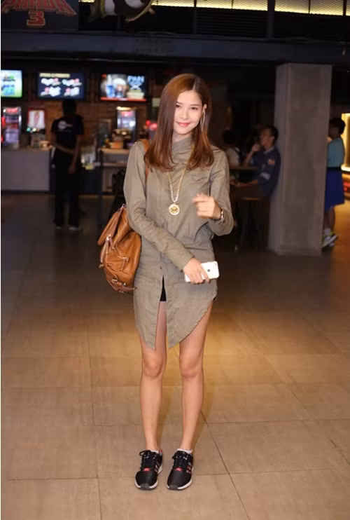 Hiện tại người đẹp ưu ái nhiều đến phong cách trẻ trung, khỏe khoắn với những trang phục đơn giản nhưng trẻ trung và phù hợp với độ tuổi của mình. Tuy đôi khi vẫn còn bị mắc lỗi trang phục nhưng đa phần Kỳ Hân đều ghi điểm với phong cách thường ngày của mình.