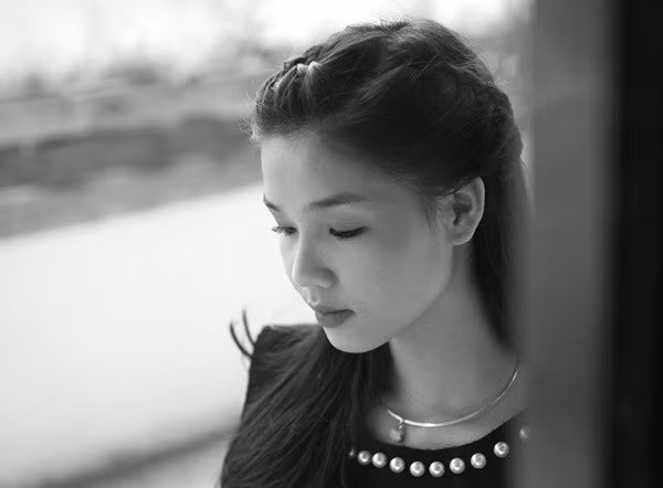 Chia sẻ thẳng thắn về nhan sắc của mình, Kỳ Hân nói rằng từ ngày bước chân vào vào làng giải trí ở độ tuổi teen nhưng cô từng trải qua 4 giai đoạn phẫu thuật thẩm mỹ với mức phí hàng trăm triệu để có được thân hình hoàn mỹ như hiện tại.