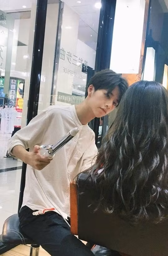 Bi chup len, chang tho cat toc dep trai bong nhien noi tieng