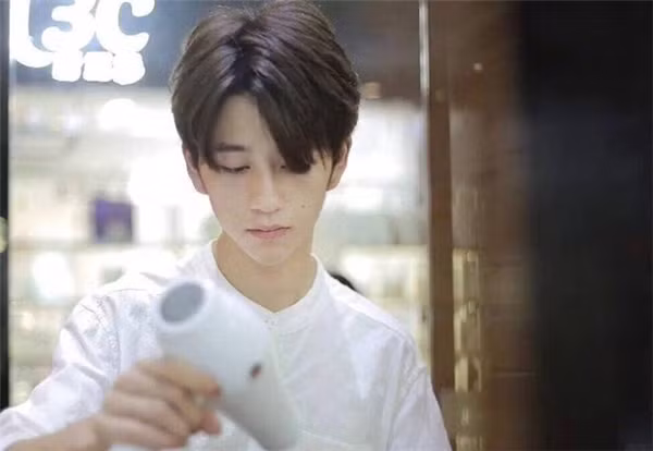 Sở hữu gương mặt thanh tú, làn da sáng, chiếc mũi cao và ánh nhìn "chết người", chàng trai trẻ thực sự khiến trái tim bao cô gái đập loạn nhịp.