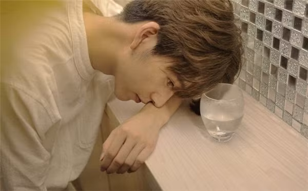 Bức ảnh chụp lén của Phi Hùng đã mang đến hơn 1 triệu người quan tâm. Ảnh trong bài: Weibo nhân vật.