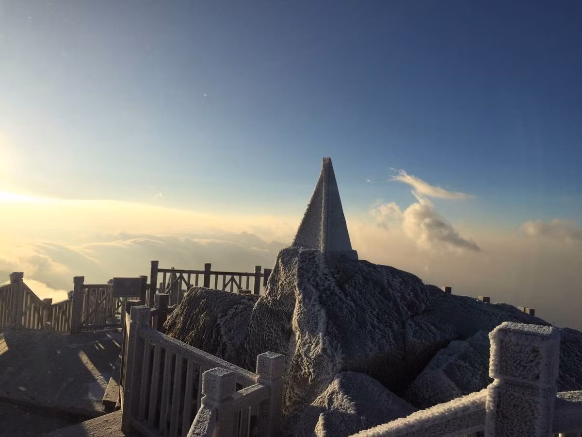 Chóp tam giác trên đỉnh 3.143m cũng bị băng tuyết phủ kín khiến cảnh tượng trở nên vô cùng lạ mắt.