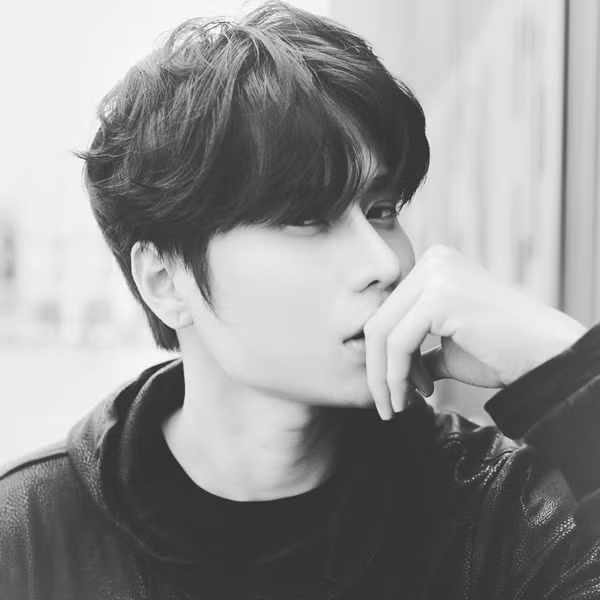 Sở hữu khuôn mặt thanh tú, thon gọn, làn da trắng mịn nhưng vẫn có nét nam tính dày dạn, Trịnh Khôi Vỹ đã khiến cho vô vàn những trái tim của các nàng rung động vì mình.