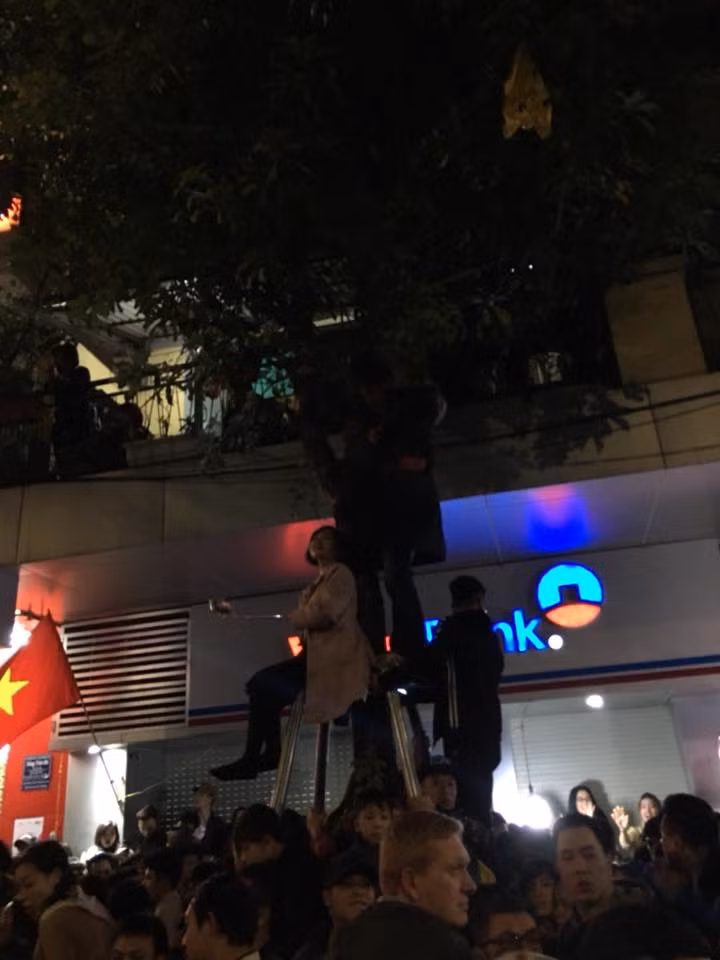 Không chỉ có các bạn nam mà còn đó rất nhiều những bóng hồng ngang nhiên mặc váy, trèo lên những cây xanh quanh Hồ Gươm để có những góc nhìn tốt nhất cho sự kiện đếm ngược chào đón năm mới 2018.