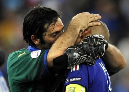 Buffon hôn Henry sau trận đấu Italy và Pháp tại Euro 2008.
