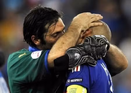 Buffon hôn Henry sau trận đấu Italy và Pháp tại Euro 2008.