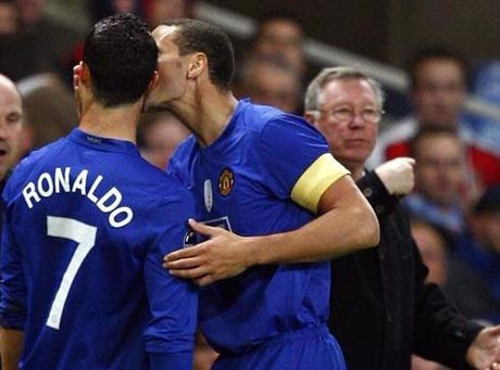 Rio Ferdinand và Cristiano Ronaldo hôn nhau ngay trước mặt HLV Ferguson trong một trận đấu tại FA Cup.