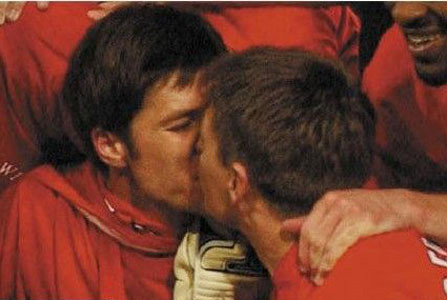 Xabi Alonso (trái) và Steven Gerrard quá phấn khích trong thời khắc cùng Liverpool đăng quang ngôi vô địch Champions League mùa 2004-2005 ở Istanbul.