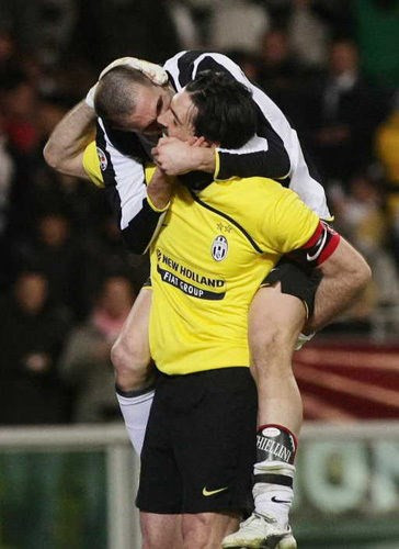 Thủ thành 38 tuổi này của Juve còn làm điều hành động tương tự với đồng đội ở tuyển Italy và CLB Juve là Chiellini.